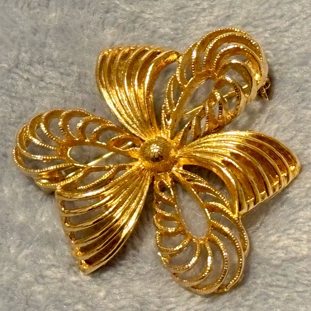 Vintage Lisner signed gold tone Bow Brooch